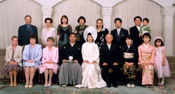 Uncle Bryn, auntie Yoshimi, Yuka chan, auntie Michiyo, auntie Kiyoko, Hiroki san, Ken san, Ko chan,Auntie Wendy, Juli, mum, me, Yuki, dad2, mum2, Yoko san & A chan